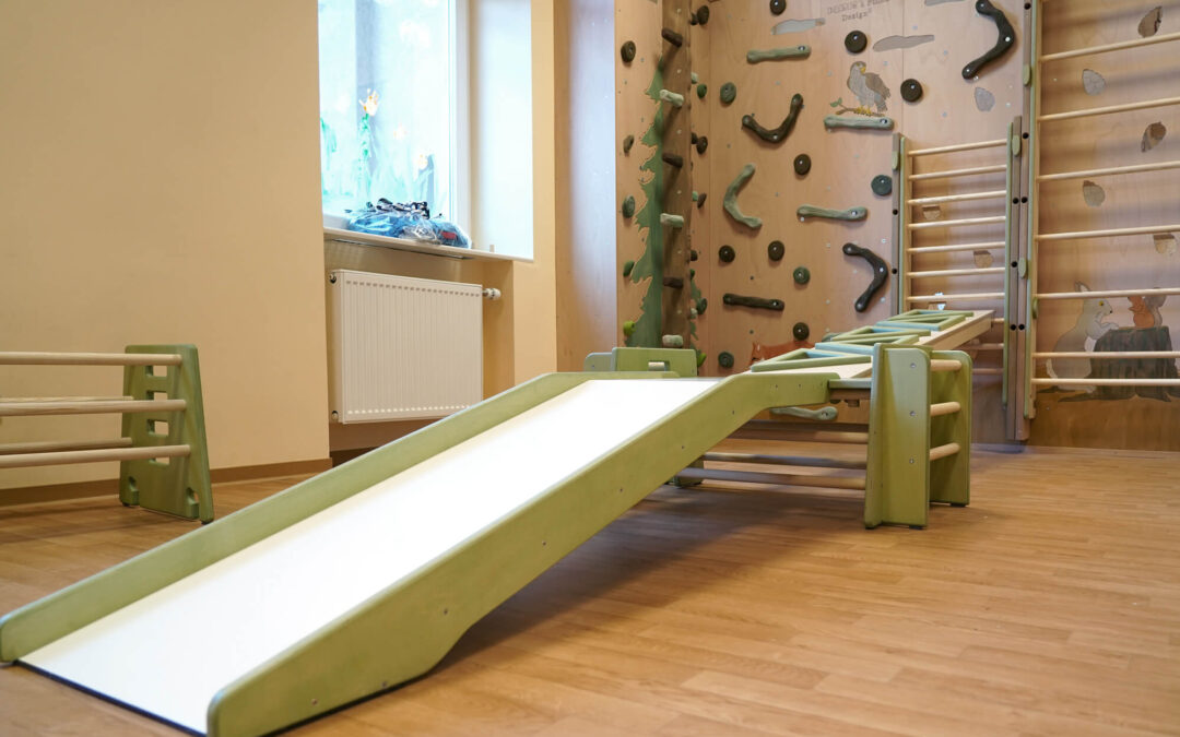 Bewegungsraum mit Kletterwand – Das HAIDIG® System